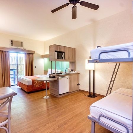 Microtel By Wyndham Boracay Balabag  Экстерьер фото