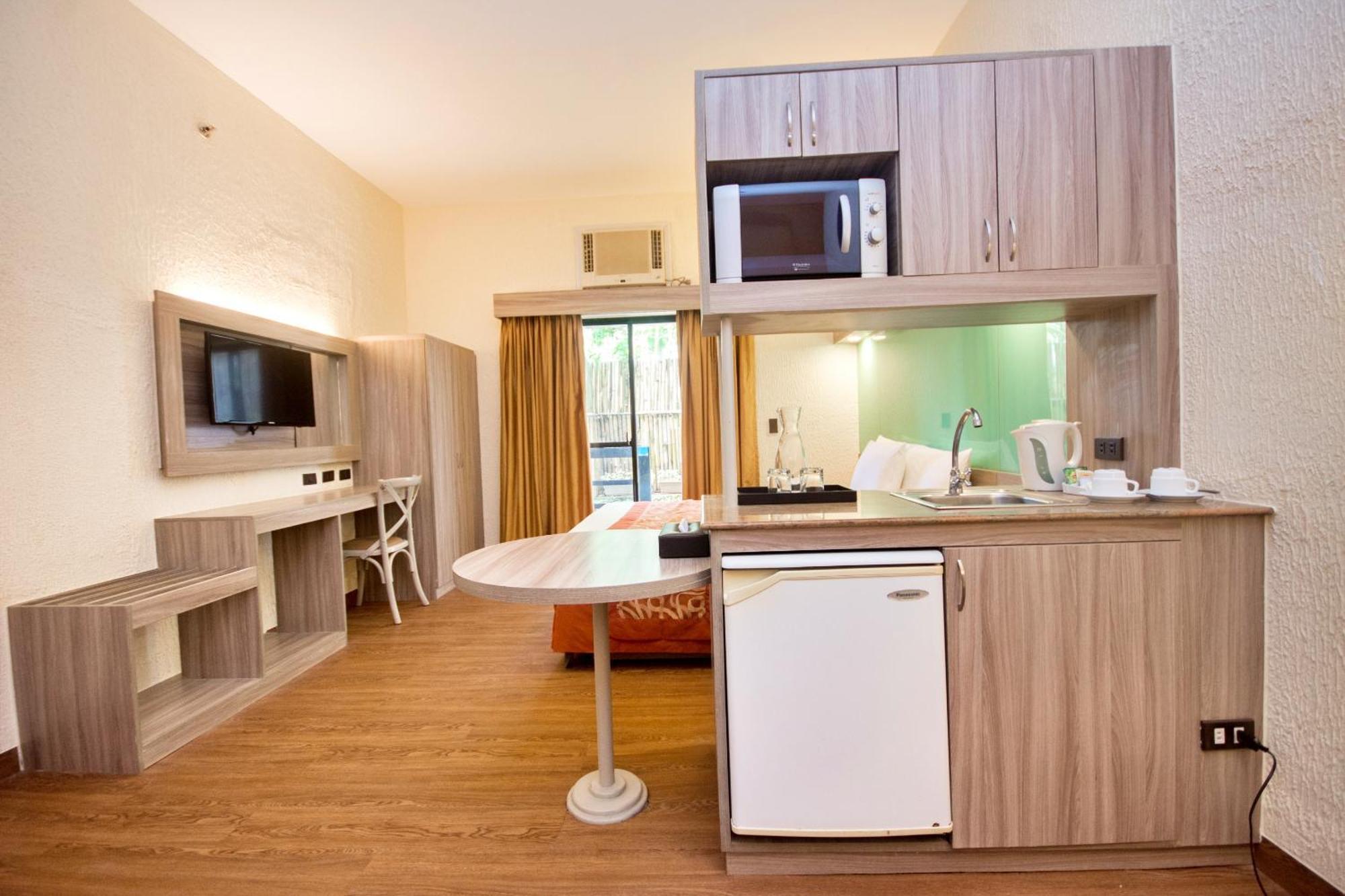 Microtel By Wyndham Boracay Balabag  Экстерьер фото