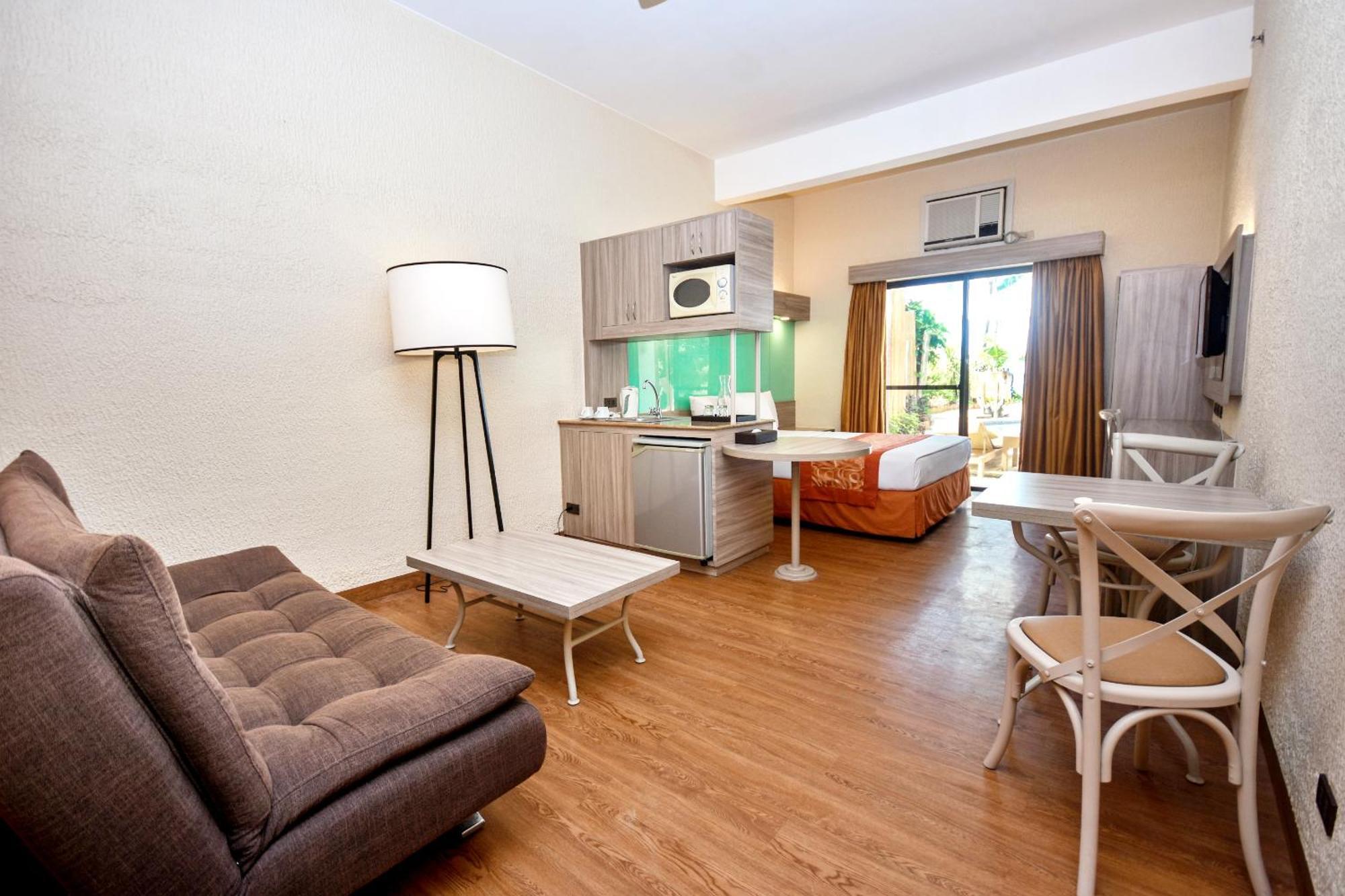 Microtel By Wyndham Boracay Balabag  Экстерьер фото